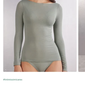 Grön långärmad topp från Intimissimi - Snygg och stilren grön långärmad topp från Intimissimi. Perfekt för både vardag och mysiga hemmakvällar. Den har en tight passform som framhäver figuren och är gjord i ett mjukt och bekvämt material. Köpte för typ 500 säljer för 300 ❤️