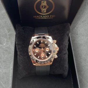 Seiko mod Daytona - 🤎Seiko Mod Daytona🤎   Specifikationer:  - Japansk NH35 urverk automatisk  - Kronograffunktion - Högkvalitativ klockkapsel och urtavla - 40mm Diameter - saffirglas  - Gummi armband 