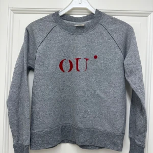 Grå sweatshirt från Selected Femme - Säljer en snygg grå sweatshirt från Selected Femme❤️ Tröjan är i mycket bra skick och perfekt för både höst och vår. Den är långärmad och gjord i mjukt material. Perfekt för en casual look!