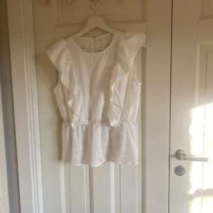 Blus - Vit blus köpt i en butik i Italien och sen är aldrig använd, den är stretchiga och jag skulle säga att den passar storlekarna xs-m. Kontakta mig för frågor och tryck gärna på köp nu❤️
