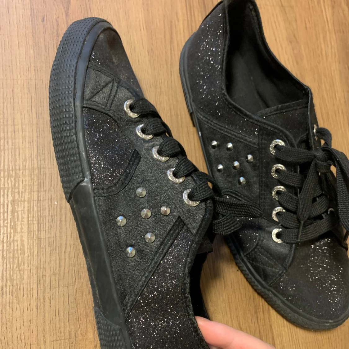 Svarta glittriga sneakers med nitar - 91