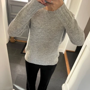 Grå stickad tröja  - Grå stickad tröja i storlek S från Reserved. Passar även M. Lite glittrig, syns på sista bilden. Fint skick. Använd gärna köp nu!