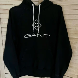 Mycket fin och tjock hoodie.  - Sparsamt använd. Liten i storlek, står M men är snarare S.  Något ljusare svart än på bilden. 