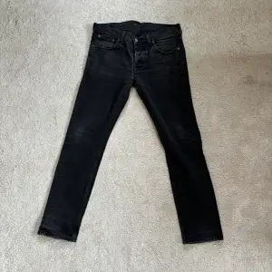 Säljer ett par sjukt snygga Nudie Jeans i nyskick! ||Modell:  Tilted Tor || Skick: 9/10 || Sorlek: W34/L34 || Passform: straight fit/raka || Nypris: 1600    Frågor och funderingar? Hör gärna av dig!