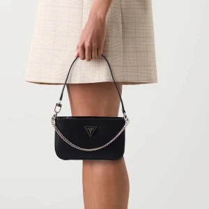 Handväska GUESS - Helt ny, oanvänd Avtagbart handtag Modellen (NOELLE MINI TOP ZIP SHOULDER) Nypris 1395