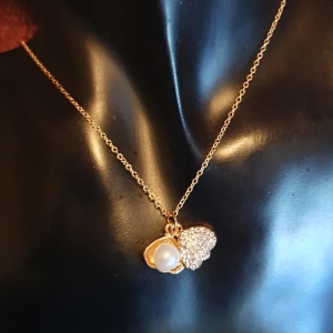 Gulligt Halsband - Mussla med pärla - Gulligt halsband "mussla med vit pärla i" oanvänd. Mått på kedjan är: 47 + 5 cm ✨️Titta igenom alla mina upplagda och köp fler saker i bundle för att spara på frakten och få allt du köpt i ett och samma paket✨️