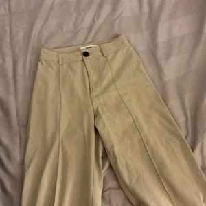 Beige Kostym - Bra skick, sytt upp längden så den passar mig som 1,5 m 