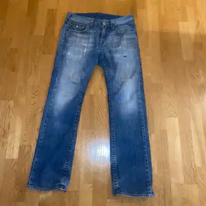 Feta jeans storlek 32w  Skriv gärna ifall du har frågor