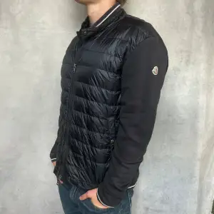 Moncler maglia cardigan jacket  –  Skick: 8/10  –  Storlek: XXL, passar L  –  Nypris: 12500  Modellen på bilden är 183 cm lång