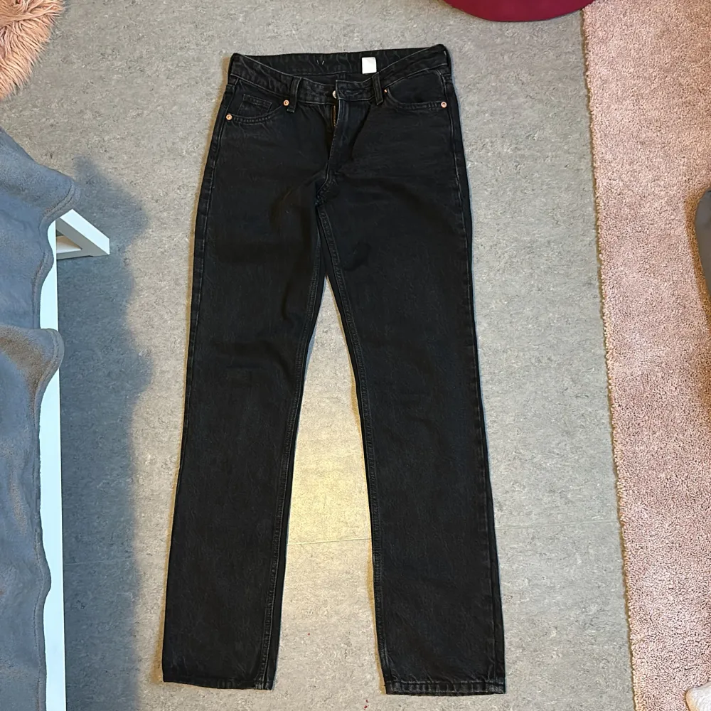 Supersnygga svarta jeans som tyvärr inte passar mig längre. Knappt använda. Storlek 34. Raka!!. Jeans & Byxor.