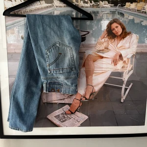 Dondup George  - Dondup George med sköna slitningar! Byxorna är i storlek 31 men sitter mer som 29-30 i midjan. Hör av er vid frågor eller funderingar!