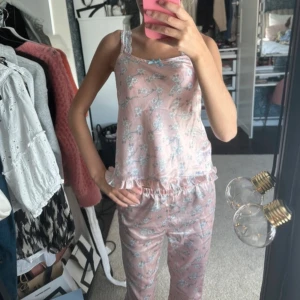 Pyjamas set  - Säljer denna jätte fina och mysiga pyjamas setet ifrån Kappahl! Super fint mönster!🥰💕