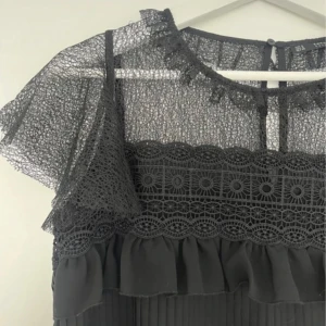 Topp - Svart topp från zara med fina detaljer 