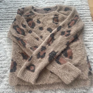 Leopard tröja  - Väldigt tjock och skön tröja, snygg me typ svarta jeans, kostym byxor eller även skin byxor!