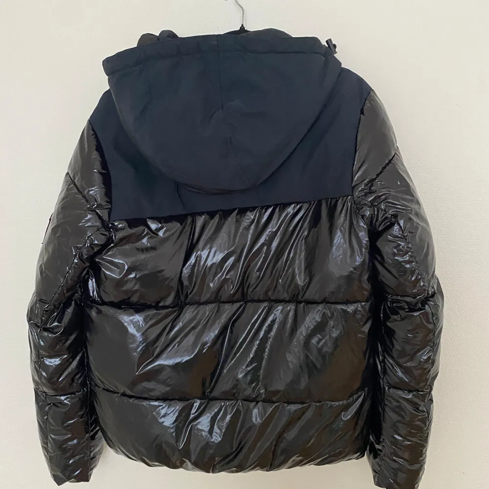 Säljer denna Calvin Klein jackan för herrar. Jackan är helt oanvänd och endast testad, så den är i perfekt skick. Köpt på Zalando för 2-3 år sedan.. Takit.
