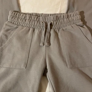 Grå mjukisbyxor  - Grå mjukisbyxor, bra skick stretchiga i midjan, bomull 
