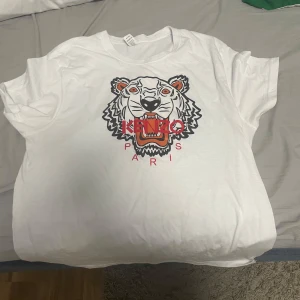 Kenzo t shirt - Säljer då jag ej gillar den. Har använt typ 1 gång. Strlk L men sitter som M. 