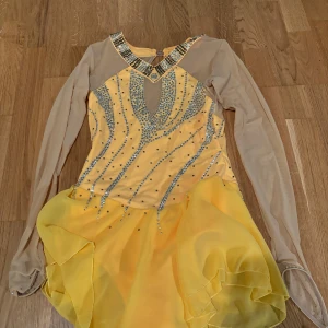 Konståkningsklänning - Haft den på typ 2 tävlingar, köptes här på plick för 900kr. Fint skick och passar runt 160-170cm. Kan skicka fler bilder i dm