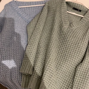 Två tröjor  - Det är möjligt att köpa en av färgerna också men säljer gärna båda på en gång. En i blå och en i mintgrön. 