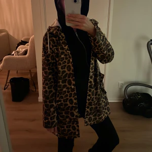 Leopard regnjacka 🐆 - Jättefin men tyvärr lite liten för mig, storlek xs från lager 157🤎 använd kanske 1-2 ggr