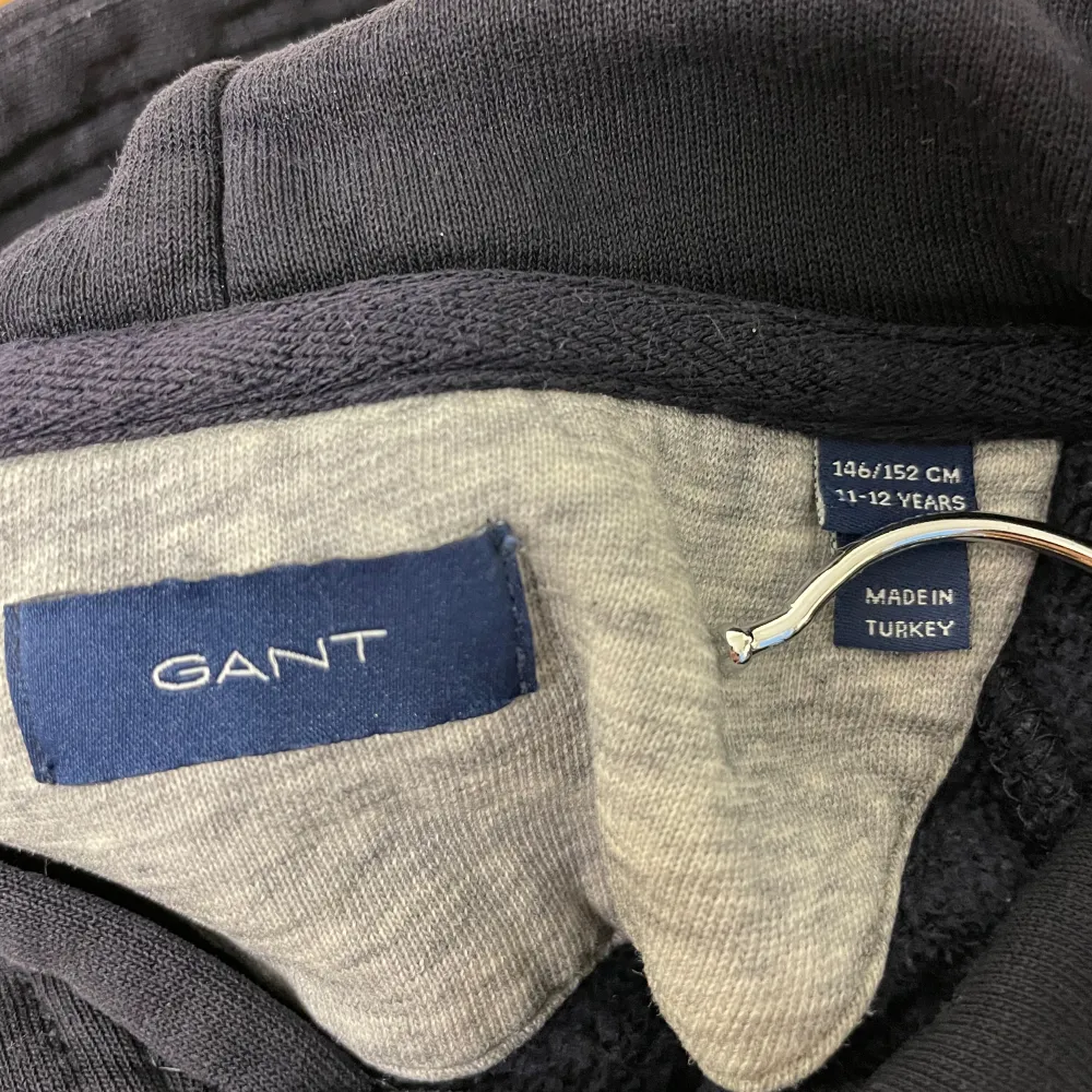 Gant hoodie i storlek 146-152 cm / 11-12 år.. Hoodies.