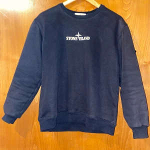 Stone Island  - Märket på armen har tappats bort men tröjan är i hög kvalité, lite skrapat på märke. Pris kan diskuteras via DM.