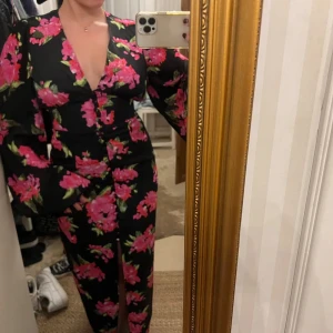 Adoore klänning - Säljer min super fina Adoore klänning, aldrig använd och alla lappar kvar, köpt för 1695kr❤️skriv för frågor eller annat ❤️klänningen passar året om, både till höst vinter och vår sommar ❤️