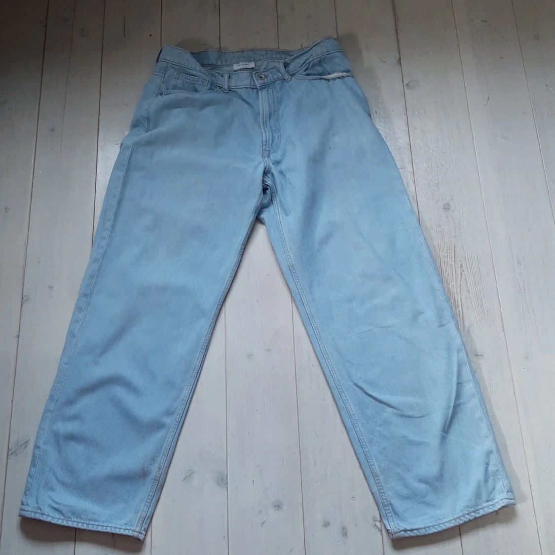 Ljusblåa baggy byxor