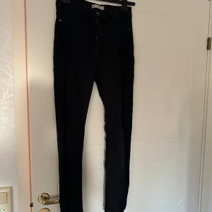Jeans - Jeans i modellen Molly från GinaTricot. Har upplevt dem något löst sittande efter att ha haft dem på under en hel dag. Utöver det är de hela och i okej skick!