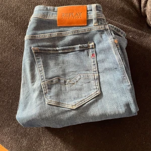Replay Rocco Jeans - Replay Rocco comfort fit Nypris: 1500kr Köptes för en månad sen, använts lite till och från då dom är lite för stora midjan. Annars skitsnygga och hade behållt dom om dom passade bättre i midjan DM för mer info eller bilder😄