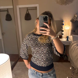 NEO NOIR Johanna point knit blouse  - Säljer min super fina NEO NOIR Johanna point knit blouse - Blå, då jag inte använt den på länge. Använt 1 gång helt nyskick. Ny pris 800 kr.💞