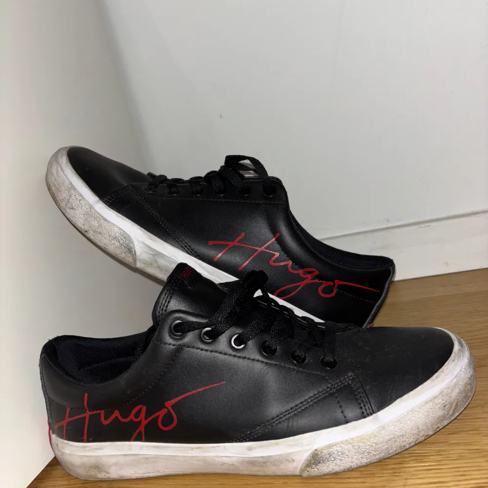 Säljer dessa prydliga HUGO sneakers i storlek 42. Använd ett fåtal gånger och är i mycket fint skick, skulle behöva tvätta sulan men annars toppenbra.. Kengät.