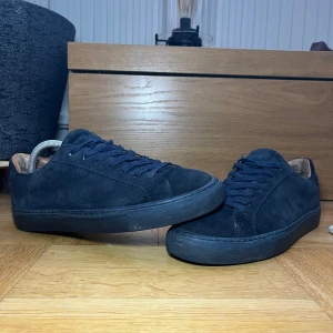 Mocka skor från Skolyx - Mocka skor från skolyx size 42,5 men passar även dig som har 43 och 44. Väl använda och har en liten skada på ena hälen som visas på sista bilden men dom har fortfarande mycket kvar att ge och därför säljs dom för ett bra pris. Nypris 1599kr