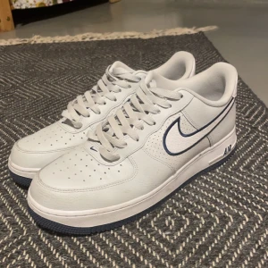 Nike Air Force 1s - Riktigt fräscha skor inköpta för 1499 och använda 6-7 gånger bara. Något ytligt smuts här o var som går att få bort med en blöt trasa annars är dom som nya. Passar till alla outfits! 