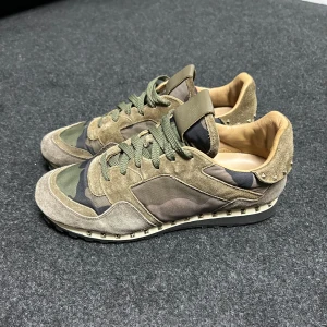 Valentino Rockrunners - Årets vintersko! Sjukt stiliga och sköna - Storlek 42,5 - Skick 7,5/10 - ALLA nitar sitter kvar på skorna - Hör av dig vid fler frågor🙌