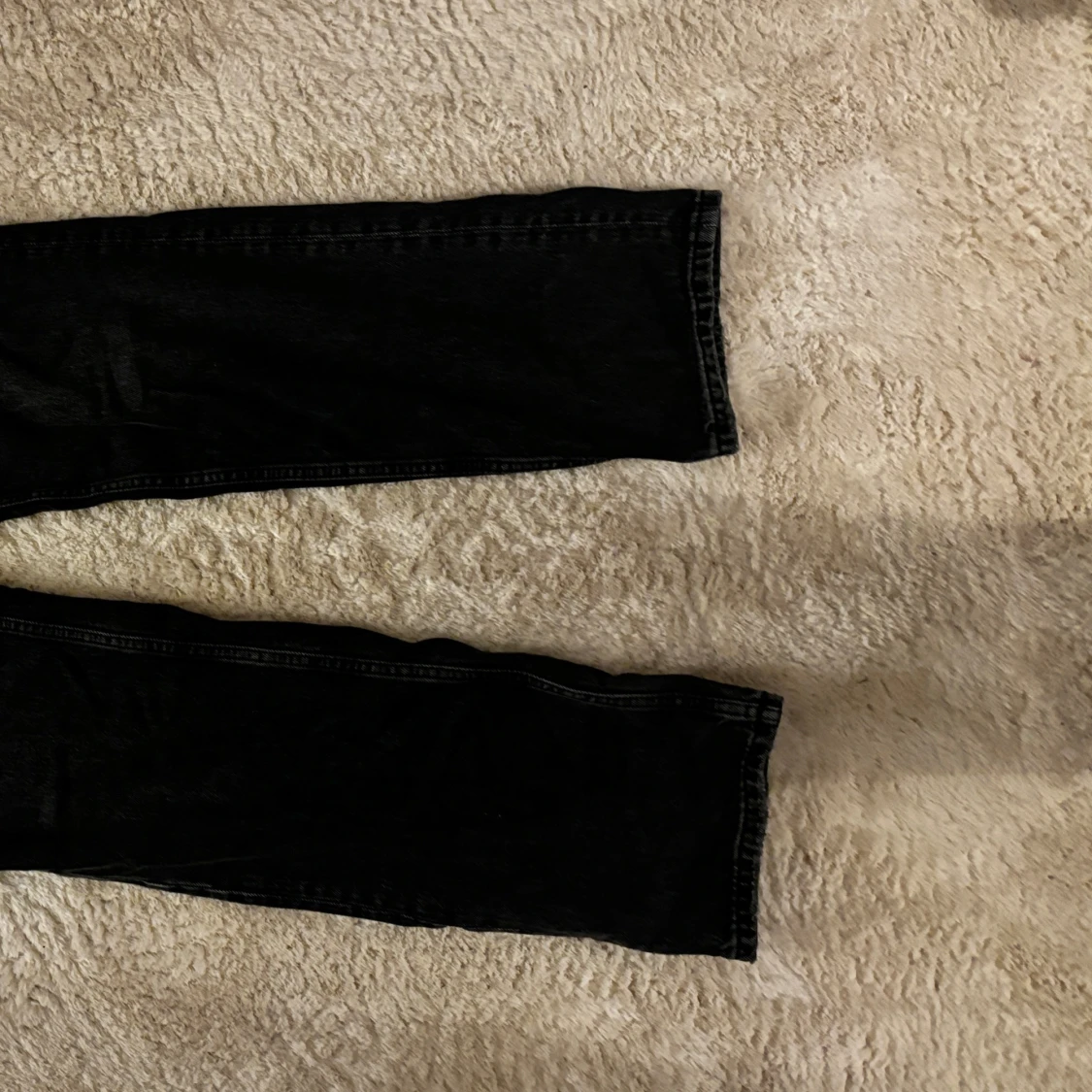 Svarta lowwaist jeans från Gina  - 90