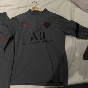 Psg tracksuit st M  - Använt det 1 gång bara den är i bra skick som ny.pris kan diskuteras