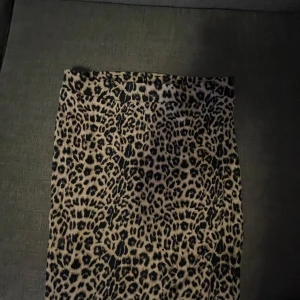 Leopard lång kjol  - Lång kjol. aldrig använd utan prislapp. Passar till S XS och XXS