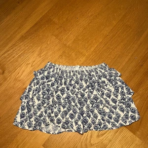 Subdued kjol, strl S - Söt vilangkjol från Subdued. Strl S, men skulle snarare säga XXS.  Fint skick, sparsamt använd 