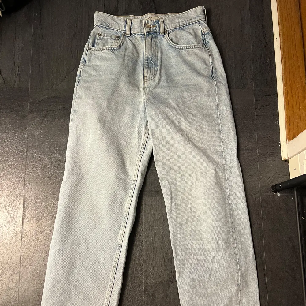 Säljer dess jeans från Gina Tricot då dem tyvärr är för stora för mig. Jeans & Byxor.