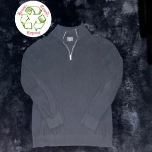 Svart quarter zip - 🔥🔥Säljer en skitsnygg, trendig svart quarter zip🔥💯Slutsåld i nästan alla storlekar! 🔥Storlek: M, passar L 🙌 Passform: Slim fit 🔥Tveka inte att ställa frågor!🙌