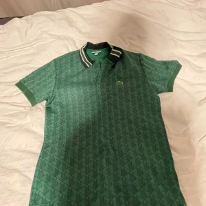 Grön Lacoste piké  - Jag säljer min killer gröna Lacoste piké i storlek M den är nästan helt ny och använt typ 1 gång. Kan gå ner i pris vid snabb affär