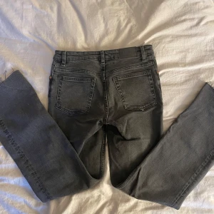 Lågmidjade jeans - Säljer dessa lågmidjade/midwaist jeansen från monki! Lite utsvängda men på gränsen till straight, strl 26 men motsvara S ungefär