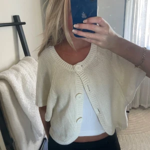 Vit kortärmad kofta - Vit jätte najs kortärmad kofta som passar till allt 🌟💓😁