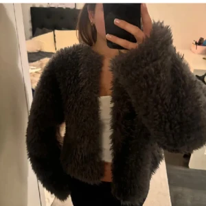 Grå teddyjacka - Supermysig grå teddyjacka som är perfekt för kyliga dagar. Den har en loose passform och långa ärmar. Pris kan diskuteras 💕
