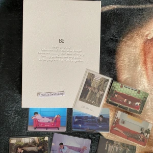 Bts BE Album  - BE Deluxe album, allt utom Jungkook pc och postern finns med, Allt är fint skick vad jag kan se och den är officiell.  