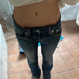 Miss me jeans - Köpt på raglady för 2400- äkta missme Jag är 168 och har sytt upp det fast det syns ej, om du är längre så klipp upp stygnen för materialet är ej bortklippt.