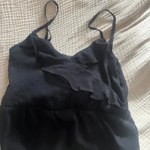 Topp  - Säljer denna så söta topp från about you. Inga slitage.