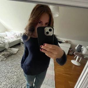 Stickad tröja💙 - Super skön mörkblå stickad tröja köpt på primark i Spanien🫰🏼🥹💙 Storlek Xs men passar även en S. Som ny och inga defekter eller tecken på användning. Pris kan alltid diskuteras och vid snabb affär även sänkas då jag vill få sålt mina kläder💕