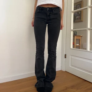 Crocker jeans  - Svarta/grå bootcut från crocker. Lite slitna längst ner så skriv för bild på de (syns ej när man har på sig dem) storlek 26/33